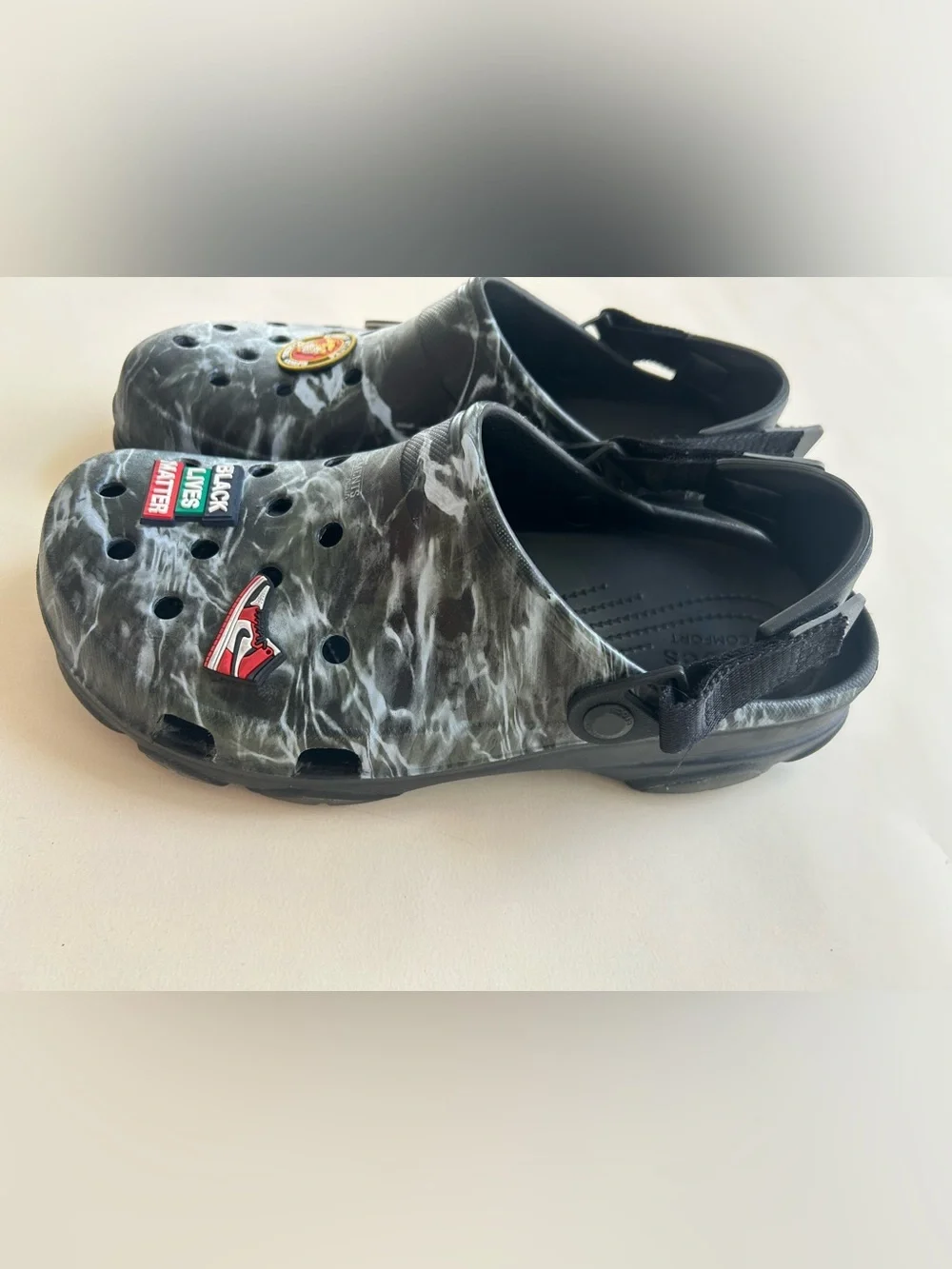 CROCS men’s Black Marble Slip-On Clogs with Jibbitz Charms size 11